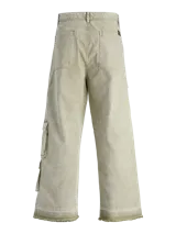 Pantalón cargo color verde oliva, de corte amplio, con múltiples bolsillos y cintura media.