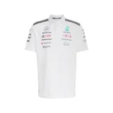 Polo oficial de adidas Motorsports del equipo Mercedes-AMG Petronas Formula One Team, color blanco, con cuello polo y cierre de botones. Presenta franjas negras en los hombros y múltiples logos de patrocinadores en el pecho y mangas.