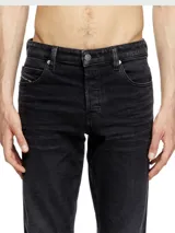 Jeans de corte slim color negro con cierre de botones.