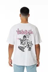 Remera blanca de algodón con estampado en la espalda de un pato con un arma y fajos de billetes, con la inscripción "Vernal" en rosa.