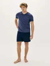 Conjunto de pijama azul con remera de manga corta con cuello en V y short.