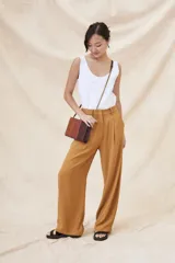 Musculosa negra de algodón, con calce al cuerpo y escote amplio.