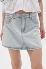 Minifalda de jean celeste con bolsillos delanteros y traseros.