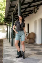 Remera de punto gris con cuello polo, mangas cortas y textura acanalada.