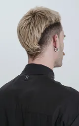 Camisa negra de manga corta con cuello clásico y cierre frontal con botones.