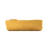 Neceser rectangular color mostaza, con cierre superior y logo 'XL' estampado en el frente.