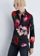 Camisa de manga larga con puños abotonados, cuello camisero, cierre frontal con botones y estampado floral sobre tejido fluido con acabado satinado.