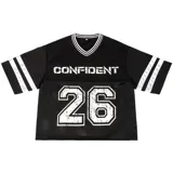 Remera negra de corte boxy con cuello en V y mangas cortas. Estampado frontal con la palabra 'Confident' y el número '26' en blanco. Diseño con tres rayas blancas en las mangas.