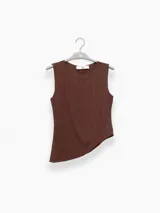 Top sin mangas color rosado, de corte asimétrico.