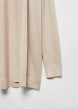 Cárdigan color beige de tejido de punto fino, diseño recto, cuello pico y manga larga.