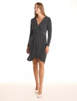 Vestido de seda fría marca Luxology, con estampado floral en blanco y negro. Presenta escote en V cruzado, cintura elastizada con apliques metálicos, manga larga y ruedo con corte asimétrico.