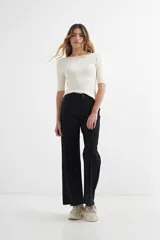 Sweater de punto color beige con rayas horizontales en naranja y blanco, de mangas cortas y cuello redondo.