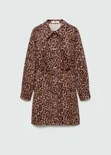 Vestido camisero corto con estampado de leopardo, cierre frontal con botones y mangas largas abotonadas.