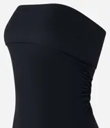 Blusa sin breteles negra, con canesú doblada y fruncidos laterales.