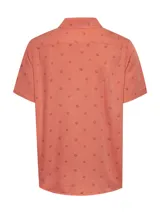 Camisa celeste con estampado de peces negros, de manga corta y corte recto.