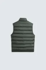 Chaleco acolchado color verde oscuro, con cuello alto y cierre frontal con cremallera.