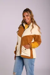 Campera de sherpa con cuello alto, cierre frontal y diseño combinado en bloques de color verde, beige y rosa.