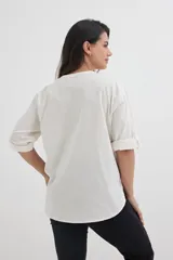 Camisa color crema de algodón con escote en V, mangas 3/4 con trabilla y dos bolsillos con solapa en el pecho.