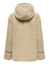 Abrigo de tela tipo teddy color beige, con capucha, cierre con botones tipo duffle coat y bolsillos frontales. Detalles en cuero sintético negro en los bordes y en los botones.