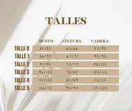 Camisa roja y blanca a cuadros, con cuello alto, mangas largas abullonadas y botones frontales.