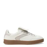 Zapatillas deportivas acordonadas color beige con suela marrón.