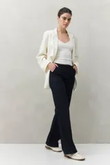 Pantalón de jean negro de corte recto y tiro medio.