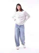 Remera blanca de manga larga con cuello redondo y estampado frontal con la frase "All my love darling" en color celeste.