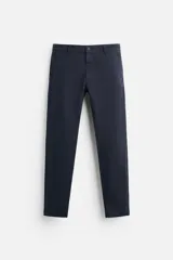 Pantalón chino azul marino, corte skinny fit, confeccionado en tejido de algodón con elasticidad. Cuenta con bolsillos frontales y traseros de vivo. Cierre frontal con cremallera y botón.