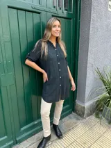 Camisa o sobrecamisa negra de algodón con cuello y un bolsillo.