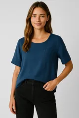 Blusa azul de viscosa con cuello redondo y bolsillo en el pecho.