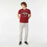 Camiseta roja de manga corta con cuello redondo y estampado de un auto clásico y texto en el frente.