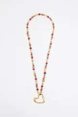 Collar de piedras multicolores con cuentas doradas y colgante de metal dorado en forma de corazón.