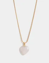 Cadena corta dorada con dije de corazón de cuarzo rosa con engarce dorado.