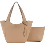 Cartera de hombro Guess modelo Helina, color beige con textura granulada. Incluye un charm colgante con el logo de la marca y un monedero extraíble con cierre.