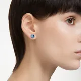Aros de botón Swarovski bañados en rodio con cristal azul cobalto de talla cuadrada.