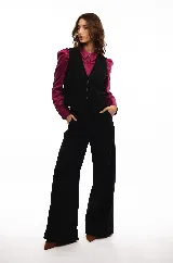 Pantalón de sastrería negro de corte ancho.