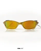 Lentes de sol con montura metálica dorada y lentes espejados color naranja.