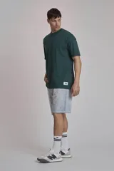 Remera verde oscuro de corte holgado y mangas cortas.