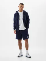 Short deportivo gris melange con logo de Gap estampado en azul marino en la pierna izquierda.