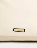 Mochila color beige con detalles en negro. Tiene solapa con tira de ajuste y broche, correas regulables, manija superior, bolsillo frontal con cierre y puller de cordón y goma, bolsillos laterales con cierres y pullers de cordón y goma, y tag de goma.
