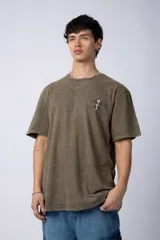 Remera color verde oliva con cuello redondo y mangas cortas, con un pequeño estampado en el pecho.