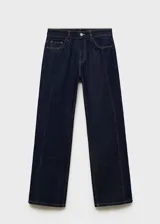 Pantalón de jean azul oscuro de corte recto, tiro medio y cinco bolsillos. Presenta cierre de cremallera y botón, costuras decorativas y largo hasta el tobillo.