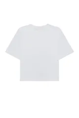 Camiseta blanca de corte boxy, manga corta y cuello redondo.