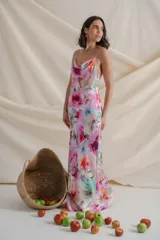 Vestido largo de satén de seda estampado con flores en tonos de rosa y champagne, con breteles finos de perlas, espalda baja y cuello drapeado.