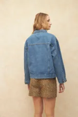 Campera de jean oversized, con cierre frontal y múltiples bolsillos, ideal para cualquier outfit.
