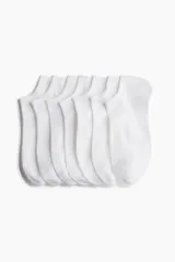 Pack de siete pares de medias invisibles blancas de algodón con borde elástico.
