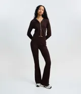 Campera corta de modal color azul, con capucha fija, mangas largas y cierre frontal de cremallera.