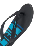 Ojotas Rider Style Surf negras con rayas horizontales celestes y diseño de olas en la plantilla.