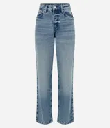 Pantalón de jean, modelo recto, con bolsillos delanteros y traseros.