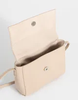 Bandolera color beige de cuerina con solapa, tag metálico y correa larga regulable.